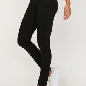 GUESS Black Skinny Jeans (NWOT)